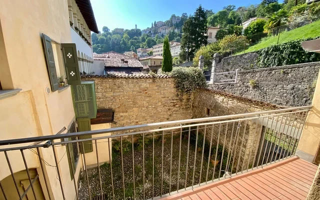 Palazzo antico con due balconi 2