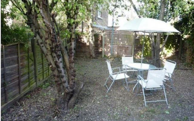 Bright double bedroom in Wood Green 1