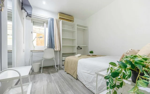 Carrer de Pere Cabanes Valencia 46019 Spain 1