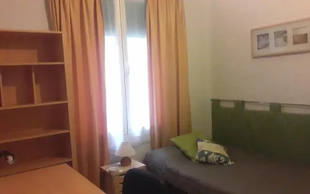 Single bedroom in student-heavy Argüelles 0