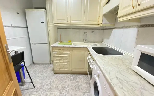 Appealing single bedroom with balcony - alojamiento para estudiantes en Madrid - Single bedroom