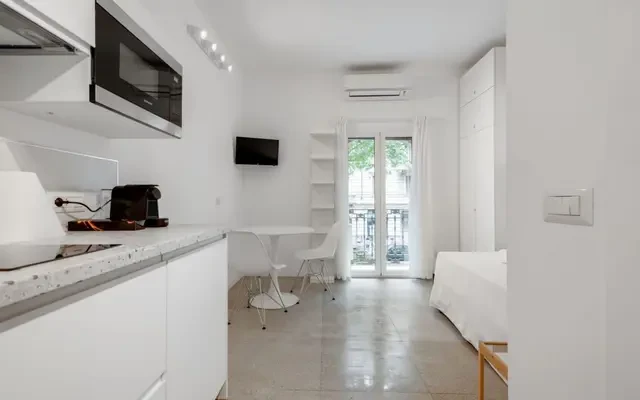 Wonderful studio in Pta romana 10 mins from Duomo 1