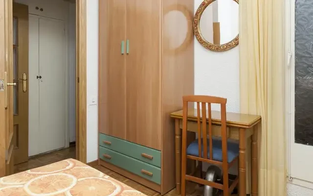 Good looking single bedroom close to UPC - Campus Sud, for a tenant that speaks Spanish 4