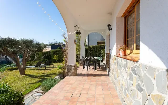 house near Carrer Salze 1