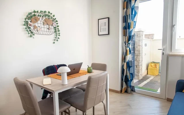 COZY APARTMENT (up to 4) with separated LIVING AREA (or second room) and PVT GARDEN, 15 min to ROME-DOWNTOWN #R9 1