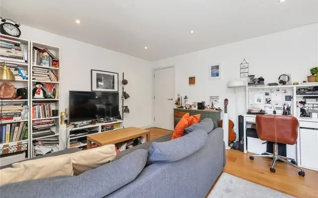 LH-161 Kingsland Road 2