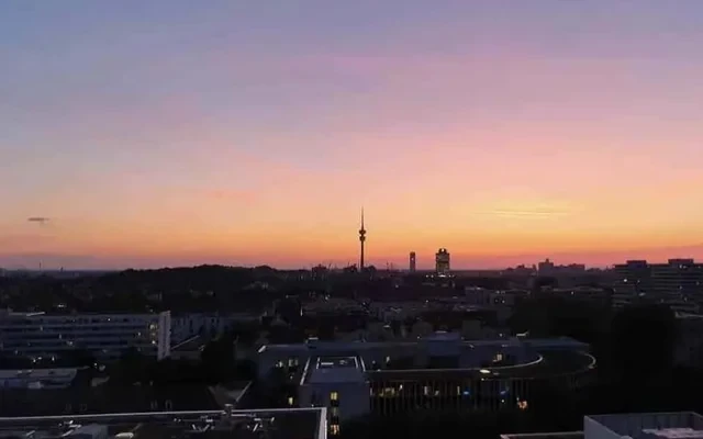 Stilvolle, geraeumige und modernisierte 1-Zimmer-Wohnung mit Balkon in Munchen 0
