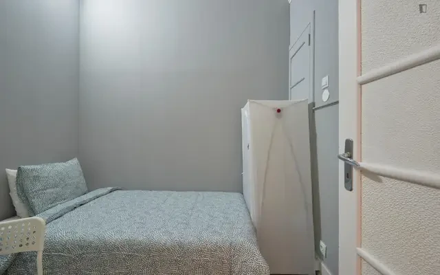 Humble single bedroom close to NOVA Uni – Studentenunterkunft in Lissabon – Single bedroom