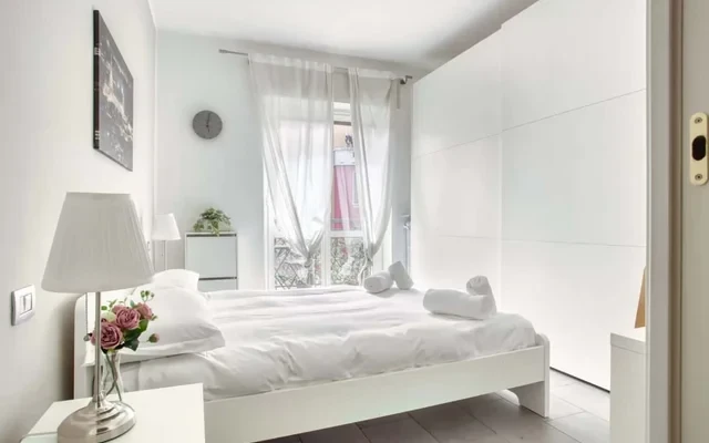 Large 3-bed apt w/ balconies&desks 2