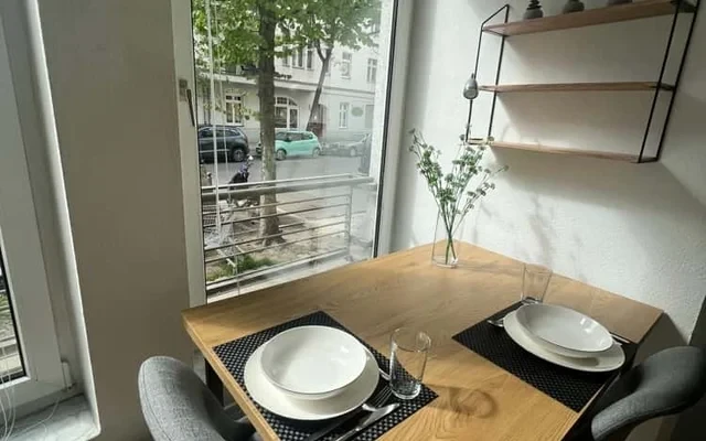 Kira - hell und schoen in Schoeneberg wohnen 1