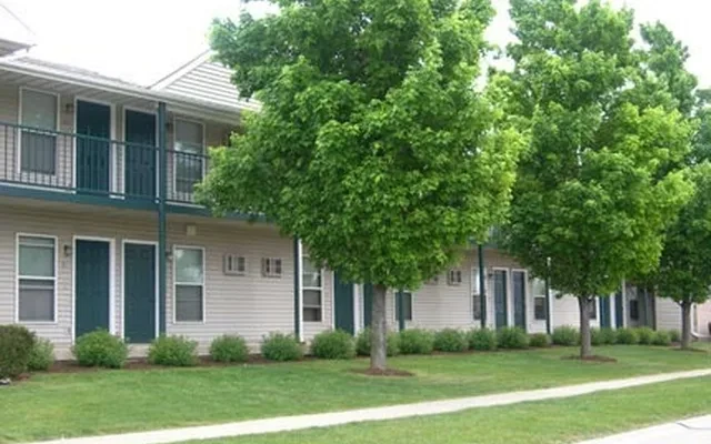 1204 Wesley Ave., Savoy, IL 61874 1
