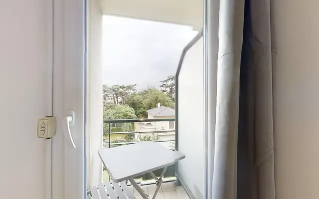 Attractive double bedroom in Grand Clément 2