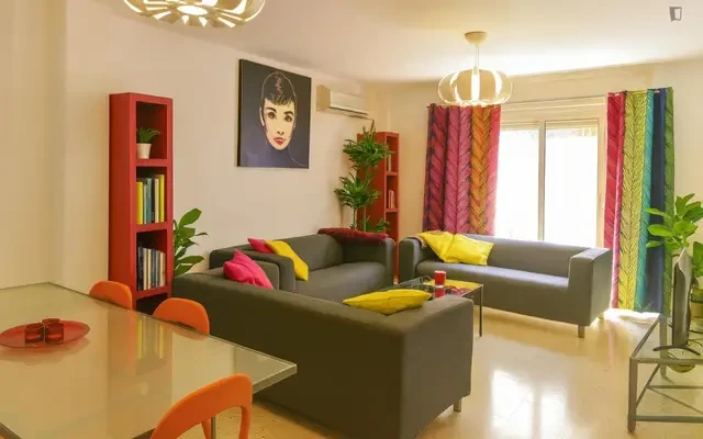 Erasmus Room · 135cm Bed · Study-Ready · All Bills Included 4