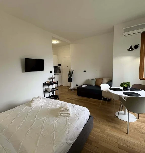 HI - 15 Como Apartment