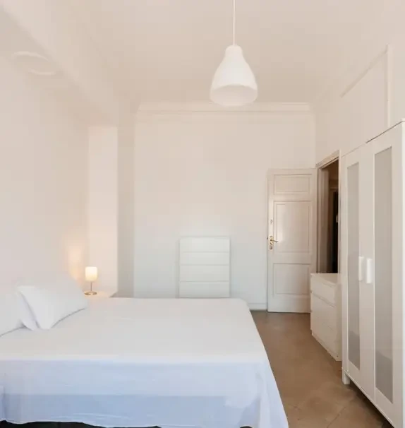 Double bedroom in 14-bedroom apartment