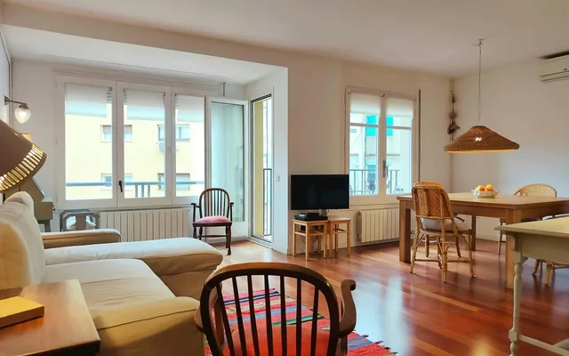 FS2 - ample 2 bedr apartm close to Hospital Clinic 0