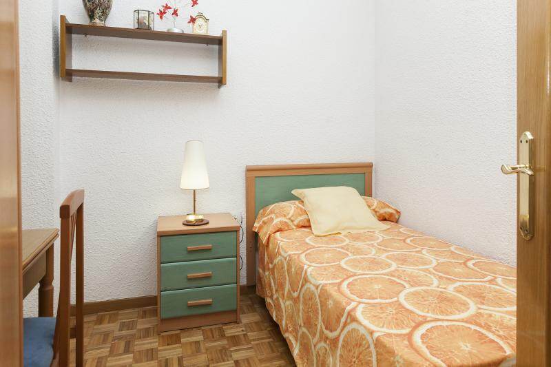 Good looking single bedroom close to UPC - Campus Sud, for a tenant that speaks Spanish