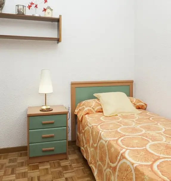 Good looking single bedroom close to UPC - Campus Sud, for a tenant that speaks Spanish