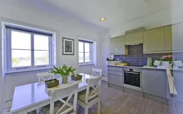 Hampton Court Road East Molesey KT8, KT8 9BX 1