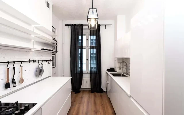 Charming Refurbished 2-Room Apartment with Balcony near Mauerpark, Prenzlauer Berg 3