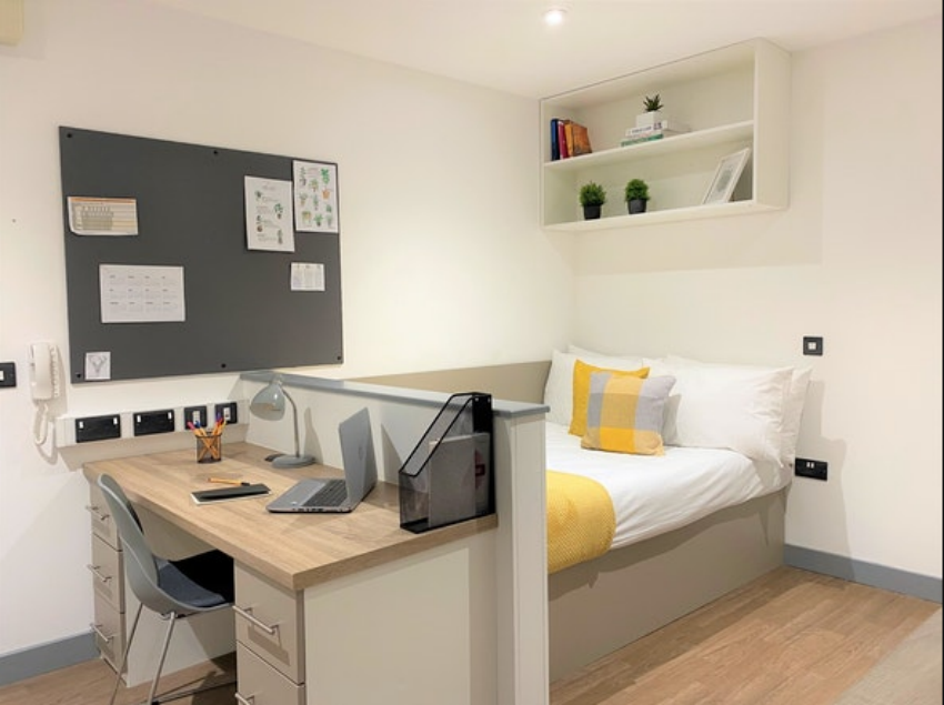 Studio Silver - Accessible