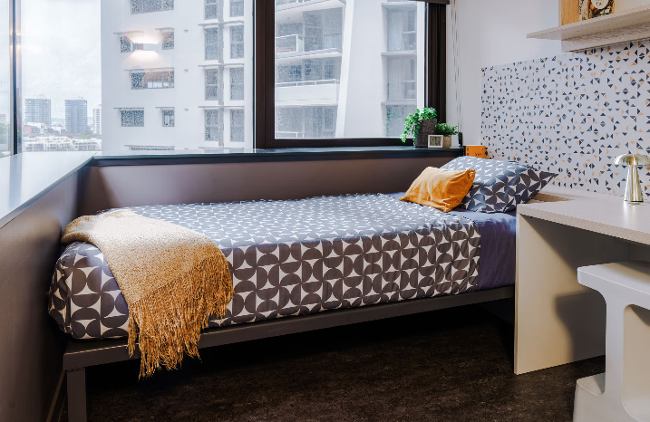 Corner View Room in 5-Bed Apartment