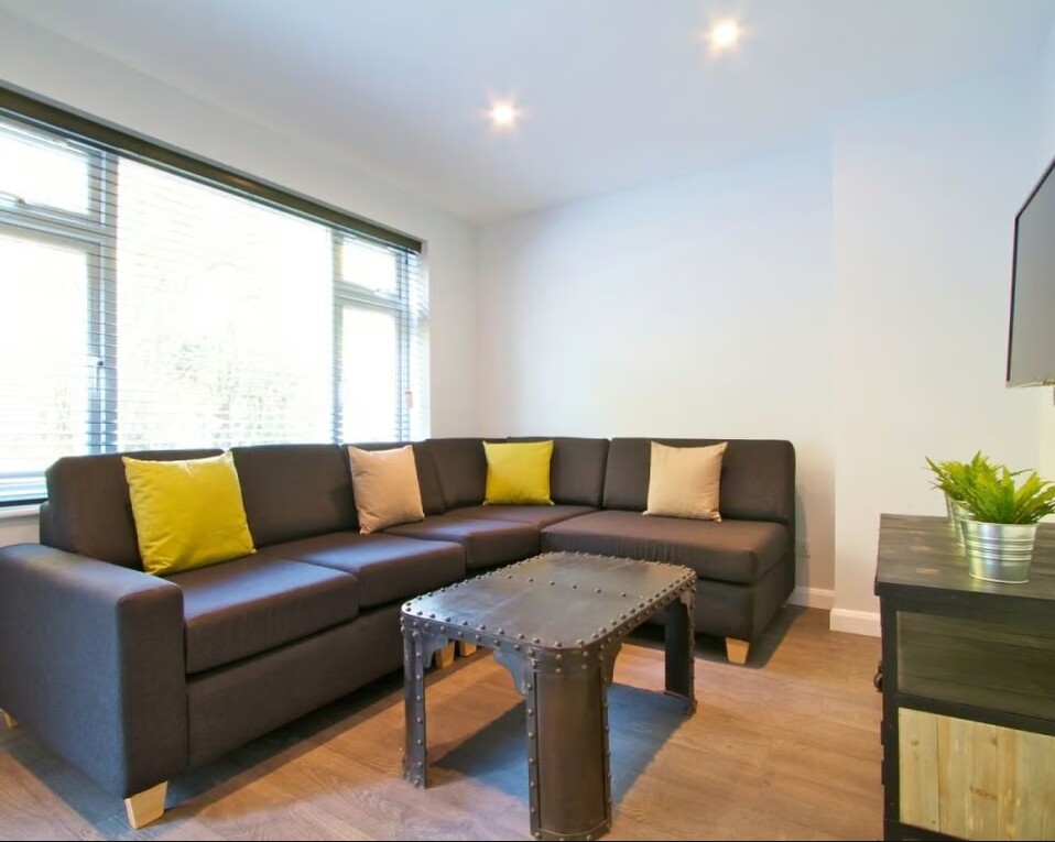 17 Laburnum Avenue