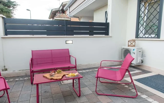 STUDIO APARTMENT (up to 4 same price) with LIVING AREA, PATIO and PRIVATE GARDEN, 15 min to ROME-DOWNTOWN #R2 3