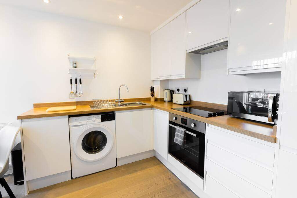 3 bed townhouse with parking onsite