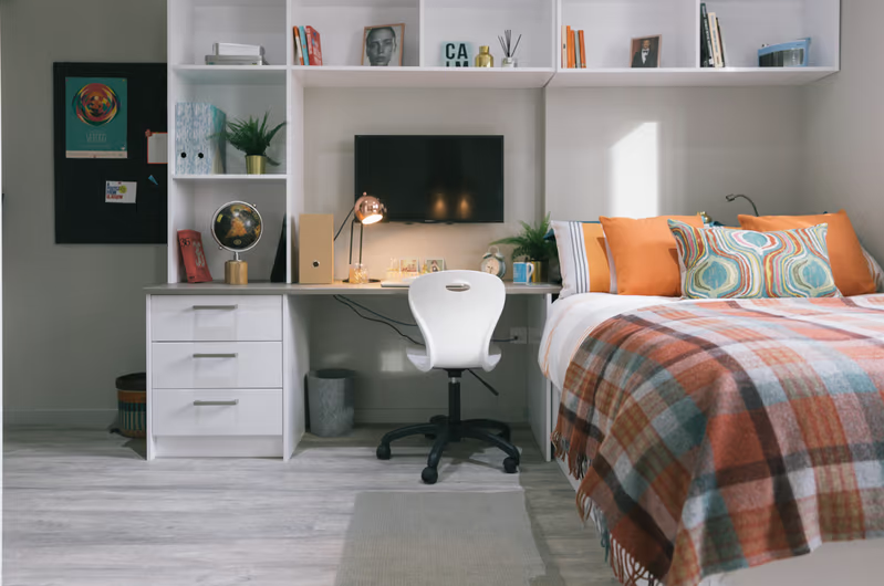 Classic Bigger 2 Bed Apartment - Churchyard View