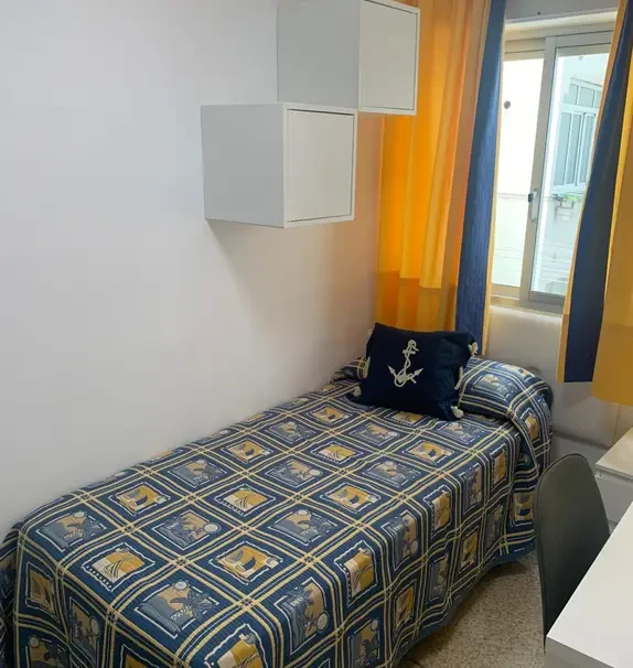 Cozy single bedroom in Ciudad Jardín, well connected to the city center