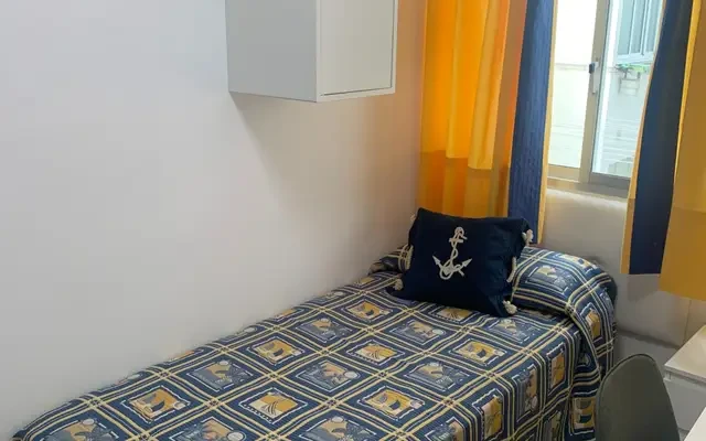 Cozy single bedroom in Ciudad Jardín, well connected to the city center 0