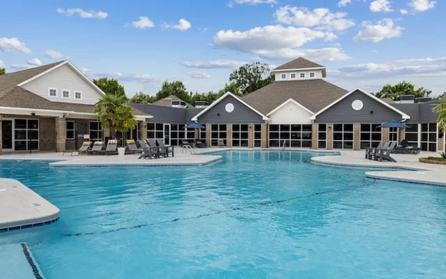 403 West - Raleigh student accommodation - Swimming pool
