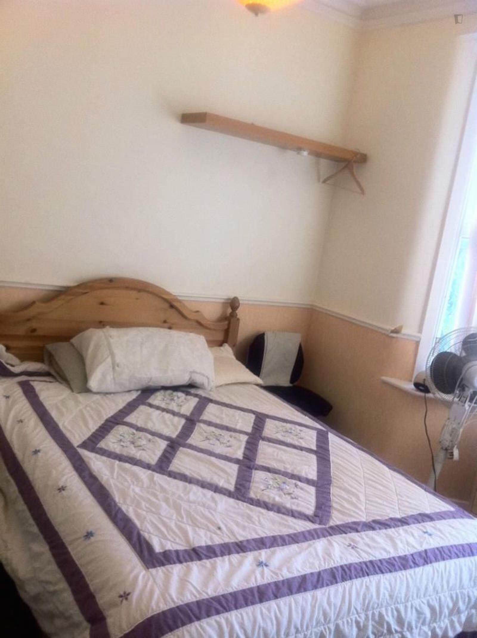 Swell double bedroom near the Upton Park London Underground Station