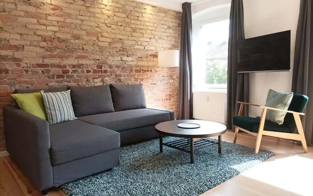 A beautiful, newly renovated 2 rooms apartment, 30 seconds away from Goerlitzer Park 1