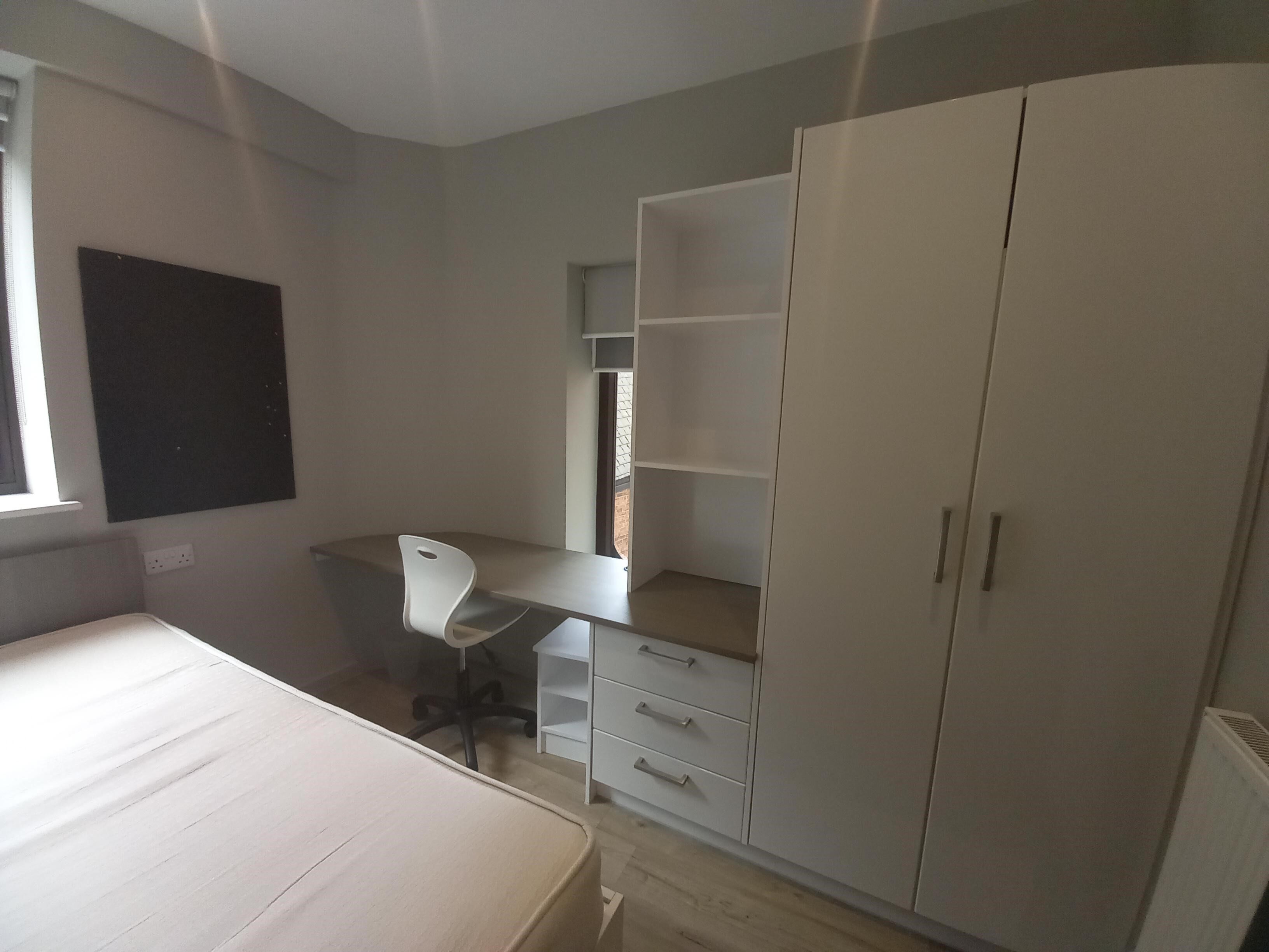 Classic Smaller 2 Bed Apartment - Shared Bathroom