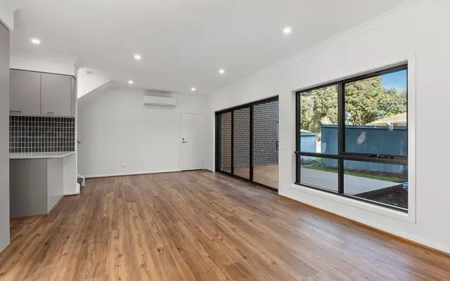 2/11 Paul Street, Doncaster 1