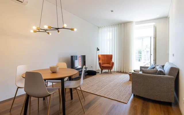 Stylish 1-Bedroom Apartment with Balcony on Rua do Carmo, Porto 1
