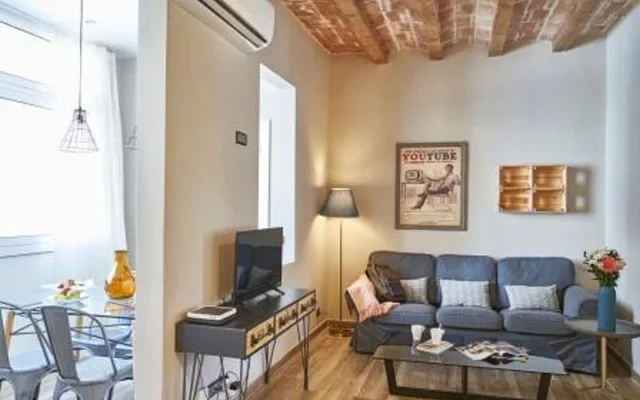 Great 2 bedroom flat with balcony in Sants, near Plaza Espana 4