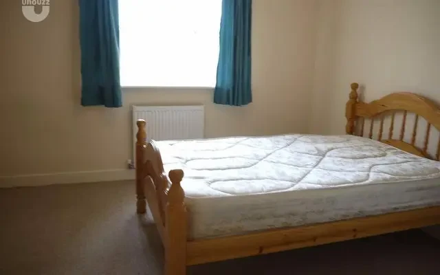 2 bedroom apartment near University of Bradford 1