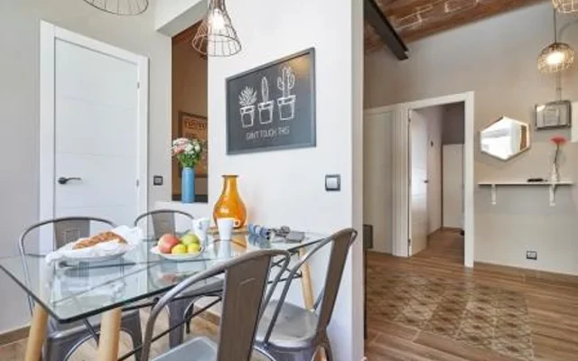 Great 2 bedroom flat with balcony in Sants, near Plaza Espana 1