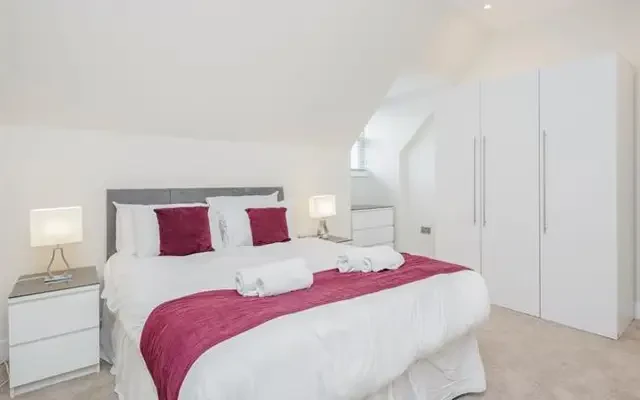 Surbiton, KT6 6FA 3
