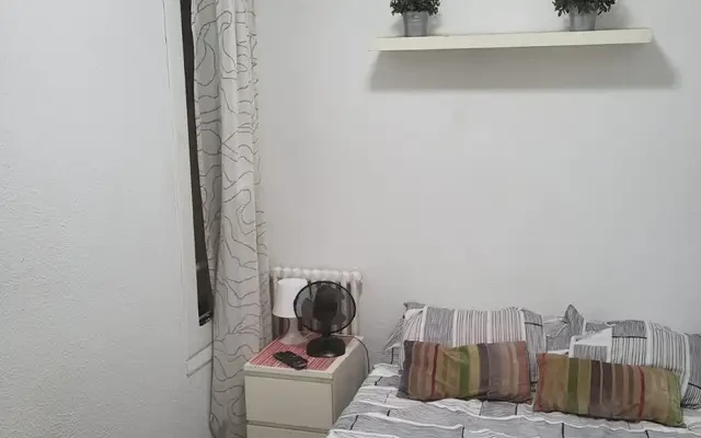 Comfortable double bedroom with share bathroom and internal window close to Rocafort metro station 0