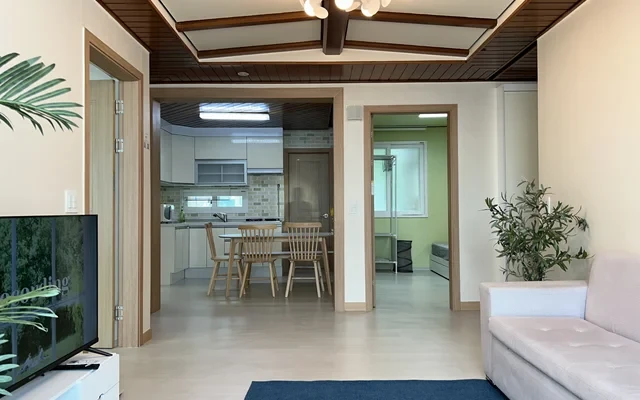 #1 Dongdaemun, Three-Bedroom Apartment with Furniture 2