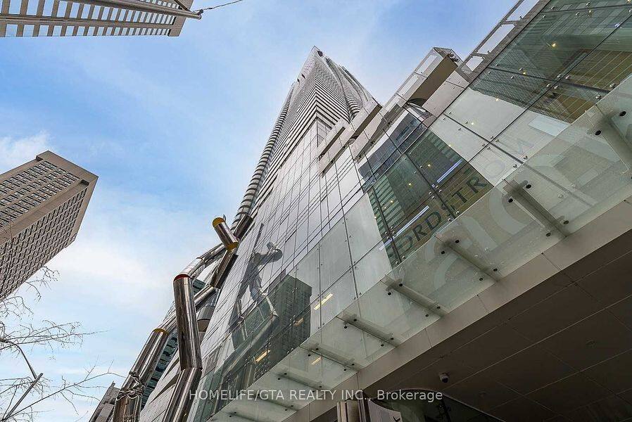 1 Bloor St E 6502