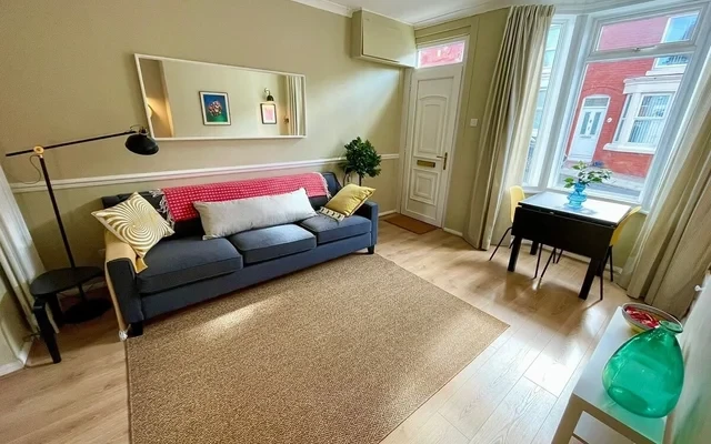 Charming 2-Bedroom 4