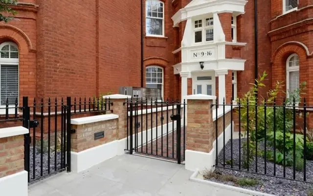 Hamlet Gardens 11921# 1