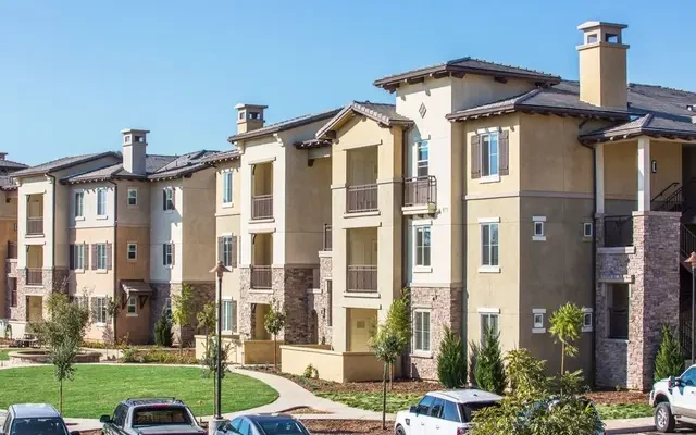 Hollister Village 4