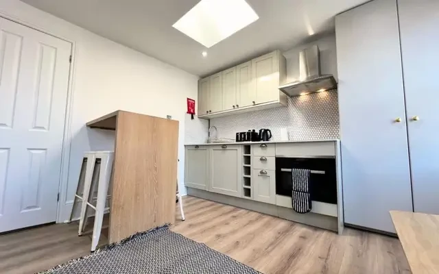 LH-195 Gloucester Place 1