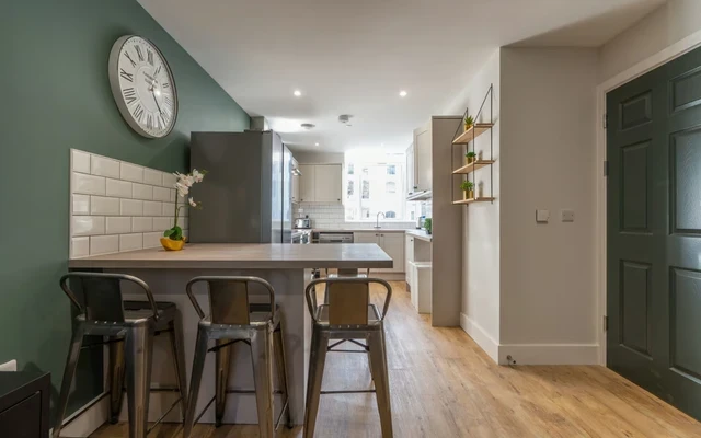 Flat 2, 124 Walter Road 4